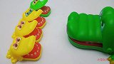 鳄鱼妈妈辛苦找食物，鳄鱼宝宝很懂事