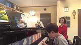 日本妈妈带着唐氏综合症宝宝练钢琴，虽然欢乐但是有有些悲凉