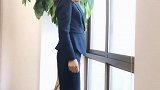 大长腿美女秘书，紧身包臀裙和黑色丝袜搭配，单调不失气质