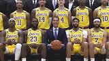88号球衣真显眼！湖人为大莫拍新全家福 佩总稳坐C位