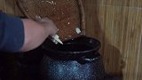 全家挖冬笋满载而归，农村四哥做铁锅卤猪头，美食上桌抢着吃