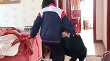 爸爸给女儿花样穿裤子,妥妥的女儿奴