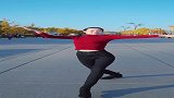 空旷的公园跳舞，舞姿优美