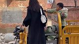 女子开三轮带娃外出，男娃坐在车斗多次摔倒