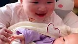 六个月姐姐抱着一个月妹妹