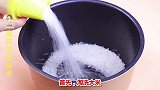 才知道蒸米饭不要只放水，教你一诀窍，米饭喷香好吃还不粘锅底