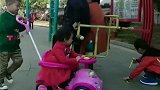 大宝推着二宝逛公园，太有意思了