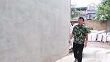 弟弟创业找两个姐姐借钱，富姐只给了五百，穷姐却给了他所有积蓄