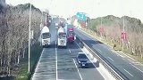 这简直是谋杀，两水泥罐车，路上疯狂飙车，一路横冲直撞