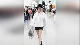 47岁杨钰莹又穿短裤走机场，搭配长袖卫衣，竟美得忘了年龄！