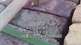 男子在工地敲到坏砖，用力敲还会起火