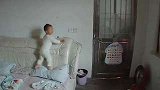 江苏镇江：妈妈外出摆摊，2岁宝宝独自在家被雷声惊醒后