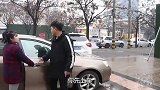 保洁坐豪车，却被女秘书一脚踹翻在地，董事长一声老婆，秘书懵了