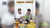 韩庚补送黄明昊六一礼物，看到奥特曼的小贾激动到两眼放光