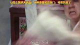 儿媳正跟别人腻歪，不料婆婆突然敲门，场面刺激了！
