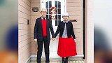 日本老夫妻已经60岁了，穿了37年的情侣装