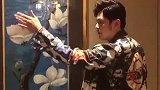 周杰伦变魔术不怕特写将妈妈帽子上蝴蝶变进画里