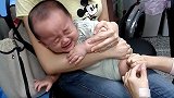 5个月的宝宝打针，着急的都会喊妈妈了！