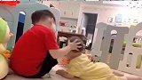 二胎弟弟咬人，接下来的一幕，原谅我没有忍住