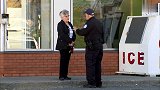 国外恶搞，警察无意中帮助小偷逃跑，气坏路人