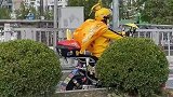 “玉皇大帝”居然流落送外卖，小哥这套衣服真秀
