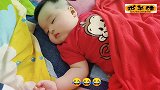 宝宝这是在做什么春秋美梦呢？笑的这么开心，好呆萌啊