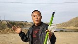 学军第一次去钓鱼，用蚯蚓当鱼饵，真没想到能钓到这么大的鱼
