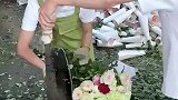 花农将卖不出去的花，全都用闸刀切碎