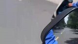 外卖骑手放开双手骑车，同事见状震惊不已