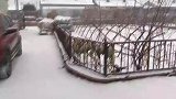 农民王小：模仿网上书法家姿势潇洒干活忙，这字你认识吗