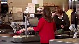 爆笑超市恶搞：老头居然在超市偷偷写下顾客的银行卡密码！
