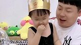 爸爸过生日，用满是蛋糕的脸亲了宝宝，宝宝：这脸我不要了