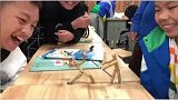 语文课作业是制作竹节人，同学们下课玩得不亦乐乎
