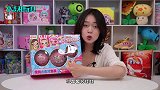 圣诞款雪人娃娃和穿爪爪鞋的小狗