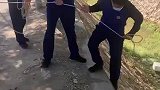 聋哑老人三轮车滑落山沟，消防员到场援助！