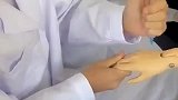 医学生上课练习打针吓坏老师