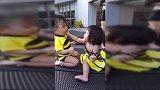 妹妹喂哥哥吃东西，这也太可爱了，暖心！