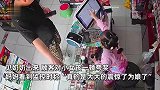 4岁小孩姐独自看店，拿烟扫码熟练结账，一套流畅操作惊呆网友