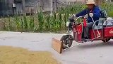 这就是劳动人民的智慧，大叔这样设计三轮车推谷子！
