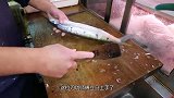 刀功师傅切“秋刀鱼”，精准切腹去鱼泡，侧面划开嫩得慌！