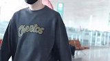 机场直拍！李荣浩梳顺毛装扮帅气又减龄一路淡定前行超悠闲