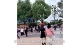王俊凯刘昊然胡先煦同游迪士尼，少年造型气质满满被赞梦幻同框
