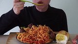 妹子吃肉丸凉拌面，吃得慢条斯理的