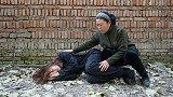 老人救个乞丐，乞丐却偷走她所有积蓄，3年后儿子重病福报来了