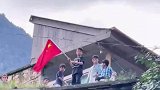 巴基斯坦灾民看到中国赈灾队伍，奋力挥动五星红旗表示欢迎