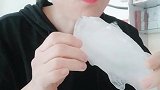 就爱看老阿姨吃冰的样子，太爽脆了，嘎嘣嘎嘣的声音听着真馋！