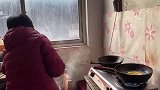 公爹帮单身老舅干活，奶奶吃喝全备齐，千叮万嘱愿老舅身体安康