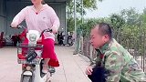 骑车子太没素质了，传递正能量！