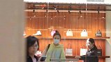 应采儿口戴罩挺孕肚外出，身材依旧纤细，低头玩手机引网友担心