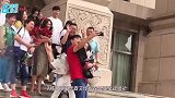 王彦霖兄弟团喜闹婚礼，直接把新郎官扔进泳池，新娘在旁低头浅笑
